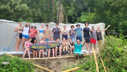 A group of students on the Costa Rica Wildlife Adventure trip.